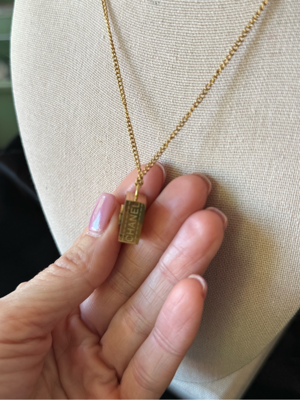 ChaneI Gold and Black Chunky Pendant on 17” Gold Necklace - Picture 6 of 14